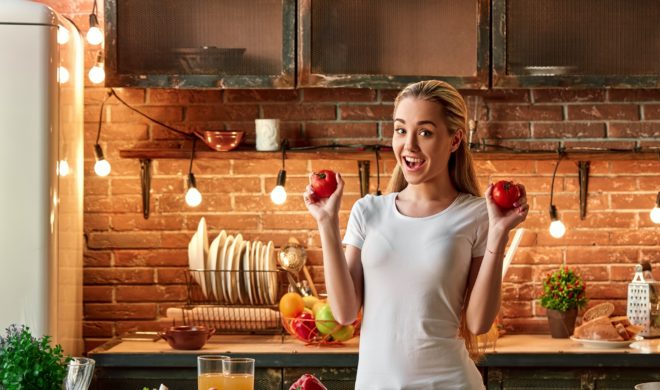 i-adore-home-cooking-happy-young-woman-cooking-veg-2021-12-09-07-16-04-utc Wiosenna promocja z atrakcyjnymi prezentami i rabatami